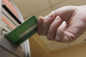 Бедные, но с оборотом: детское пособие теперь могут не дать из-за хождения денег на карте