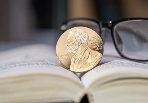 Nobel Medicina 2026, chi sono i vincitori e cos’è l’optogenetica: la tecnica che controlla i neuroni con la luce