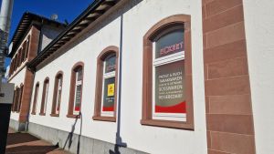 Überfall auf Bahnhofskiosk: Verkäuferin vereitelt Tat trotz vorgehaltener Waffe