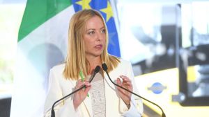“Io sono Giorgia Meloni”. La premier deposita il suo timbro vocale contro i deepfake. Perché quelle 4 parole? Chi può farlo? Quanto costa?