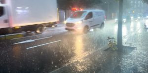 Cómo las lluvias intensas pueden provocar que las aguas urbanas contaminadas lleguen a ríos y playas