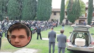 I rombi delle moto per l’ultimo viaggio di Riccardo, morto a 26 anni nello schianto di Fiumicello