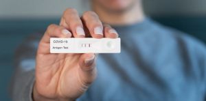Repunte de covid‑19 en España: lo que dicen los datos sobre bebés, mayores y vacunación