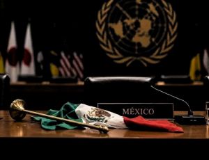 La diplomacia vuela bajo