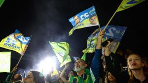 Il Brasile (ri)svolta a destra, Bolsonaro vede la vittoria: oltre due milioni di voti in più di Lula e l’assist dei partitini amici