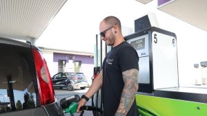Il pieno di benzina pesa 2 miliardi in più sui conti di imprese e famiglie. Rincaro medio del 19,5% in Lombardia