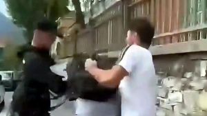Ancora vuoto il banco del ragazzino massacrato di botte: presidi e genitori riuniti dopo il violento pestaggio