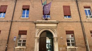 Ferrara, molesta una specializzanda: professore sospeso e senza stipendio 4 mesi