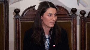 Computadores olvidados en bodegas: Los críticos informes sobre efectividad de beneficios escolares recortados en Presupuesto 2027