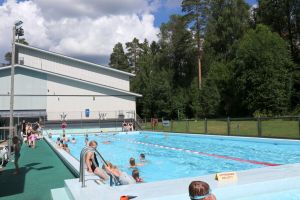 Tekstarit: ”Eiköhän Iso G maksa maauimalan ylläpidon”