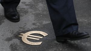 Il rischio politico colpisce l'euro. La crisi francese restringe lo spazio della Bce