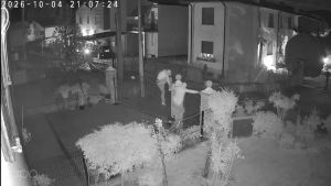 Scavalcano la recinzione per rubare in casa: ladri messi in fuga dall'allarme