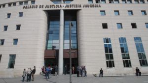 Hacinamiento y opacidad en el Palacio de Justicia de Navarra