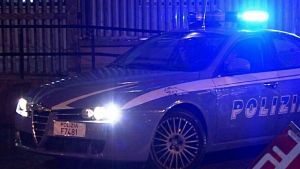 “È entrato nella mia camera e mi ha stuprato”. Ventunenne violentata a casa sua, il fratello di lei scende e lo affronta in strada