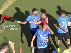 Arbitro di calcio colpito in campo da un mattone a Casamicciola Terme, denunciate 12 persone