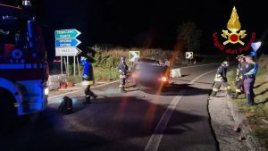 Schianto sullo svincolo di Opicina, auto finisce a ruote all'aria: strada chiusa per i soccorsi