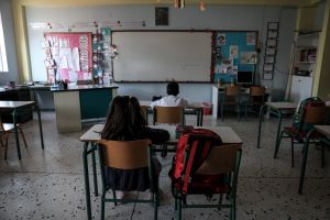 Η οικονομία των άδειων θρανίων