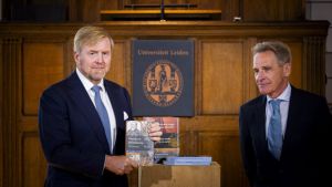 Willem-Alexander doet het beter dan zijn Europese collega’s als het om het koloniale verleden gaat