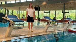 Im Ernstfall ein Köpfer ins Nass: Saskia Ruge hat vom Beckenrand 19.000 Badewannen Wasser im Blick