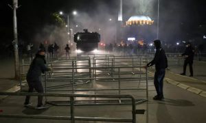 Na protestih v Prištini poškodovanih več ljudi