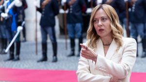 La casa di Meloni. Preoccupata dalla crisi spagnola vuole accelerare sul Piano casa. Fondi in manovra e sfratti più veloci