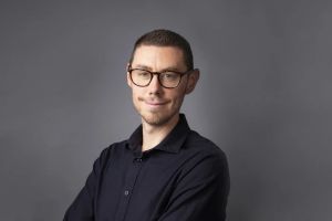 Lors de la mémorable veillée des jeunes avec le pape Léon XIV au Stade de France, une place de choix a été faite aux jeunes des quartiers populaires. Dans sa chronique LES CITÉS DE DIEU, Arnaud Bevilacqua se demande si l’Église des cités est enfin placée sur les radars du catholicisme français.