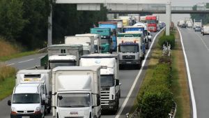 Il caro carburante e i prezzi incerti inquietano l’autotrasporto: «Tanti rischiano di fermarsi»