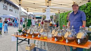 Ein neugieriges Publikum füllt beim 16. Naturparkmarkt Tische und Straßen in Wallbach