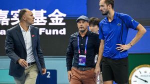 Zuschauer am Auge getroffen: Die ATP sollte bei Wiederholungstäter Medwedew härter durchgreifen