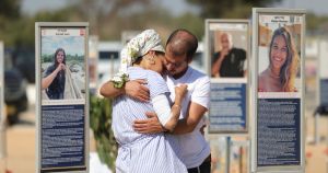 È l’odore della morte che si attacca alla memoria tragica del 7 ottobre