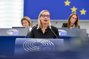 Η «γαλάζια» Ελεονώρα Μελέτη… ανησυχεί: «Ξέρετε πόσοι εργοδότες εκβιάζονται από εργαζόμενους;»