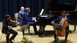 Musiker-Trio entzündet ein Feuerwerk an Melodien