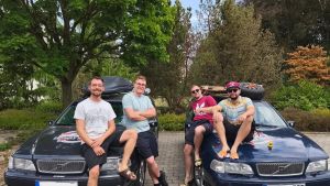 Im Schrottauto durchs Baltikum: Vier Freunde vom Bodensee treten bei der Schlagloch-Rallye an