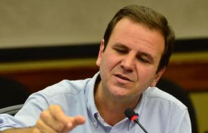 Eduardo Paes larga a mão de Lula, no primeiro pronunciamento após as urnas