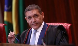Passivo hermenêutico de Kassio Nunes sugere que ele pode soltar Bolsonaro