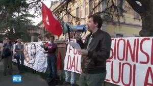 Alta tensione a Reggio Children, sit-in di protesta: “Non vogliamo che il genocidio entri nelle nostre scuole”