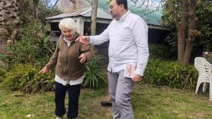 Lucía Toporansky recibe a Adrián Barbón en la humilde chacra donde vivió con Mujica