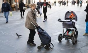 Pred 50 leti 30.000 rojstev, lani manj kot 17.000: Slovenija se stara