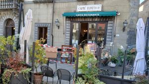 Incendio in pieno centro, un corto circuito devasta lo storico caffè. Lavori in corso per riaprire il prima possibile