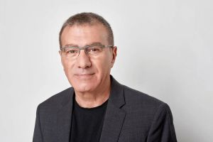 « La libération des otages était un objectif secondaire », le journaliste Shlomi Eldar revient sur la responsabilité de Netanyahou dans le massacre du 7-Octobre