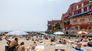 Spiagge libere di Napoli, il Tar: il Comune garantisca l'accesso