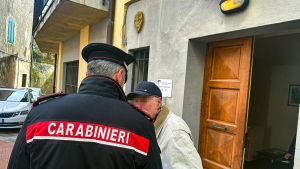 Dal ’pacco’ al finto avvocato. I carabinieri mettono in guardia gli anziani sui raggiri più diffusi