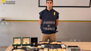 Perquisizioni a tappeto. Sequestri per 37 milioni tra conti correnti, auto, beni di lusso e contanti
