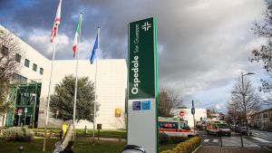 Donna cardiopatica tenuta sulla barella per undici ore, la denuncia dei familiari: “Non le hanno dato nemmeno cibo e medicine”