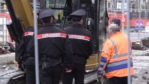La protesta degli operai, 8 sul tetto del cantiere: “Due mesi di arretrati”
