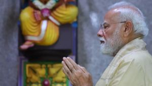 Modi completes 25 yrs as head of govt, offers prayers