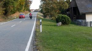 Gemeinde bremst Motorräder aus. Ihr Fahrer müssen künftig auf der Landesstraße vom Gas