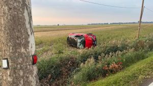 Carambola tra auto a Caorle, una finisce rovesciata in un campo