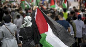 Il cavallo di Troia dietro la bandiera palestinese