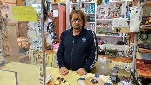 Anni di domande per un alloggio, l’appello di Michele, 71 anni: “Aiutatemi, vivo nel retro del negozio”